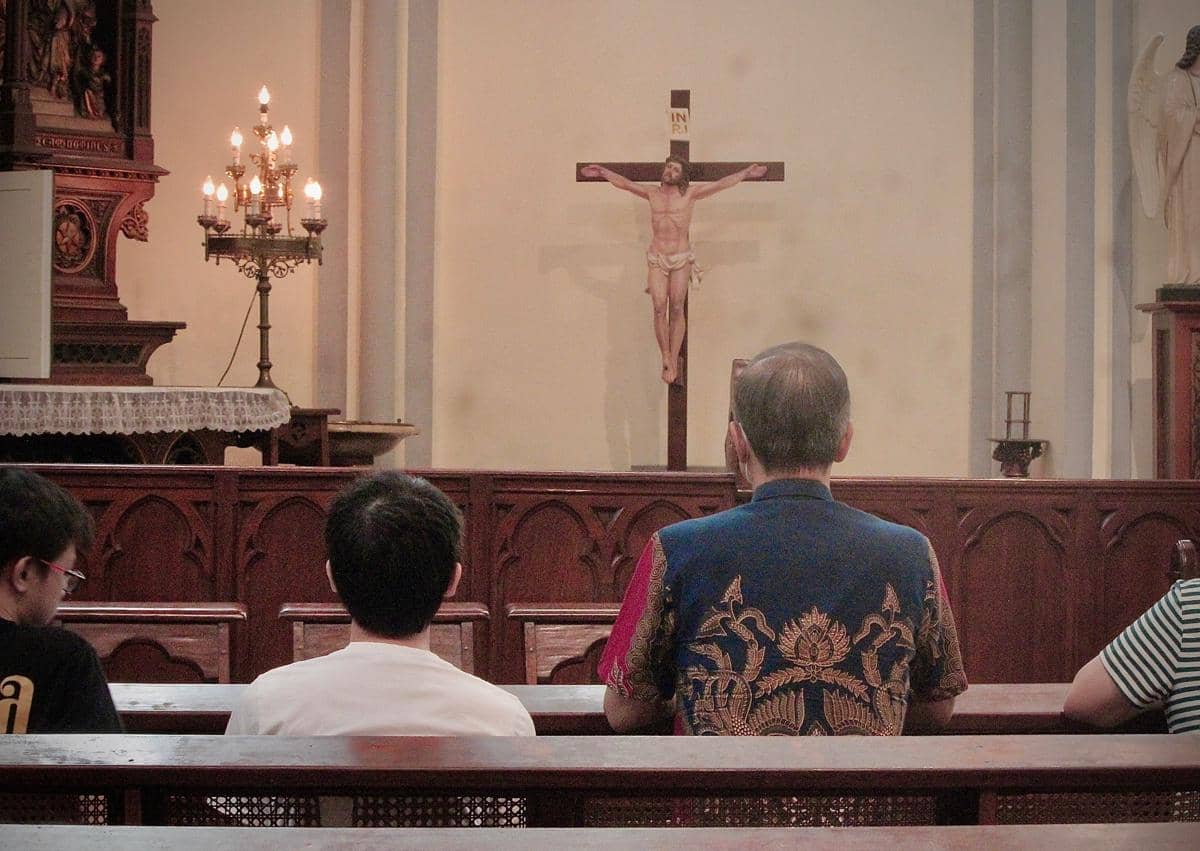 Umat sedang berdoa di Gereja Katedral Jakarta 