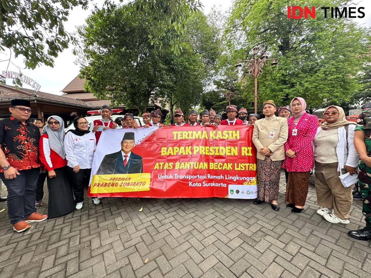 Becak listrik bantuan dari Presiden Prabowo Subianto mulai mengaspal di Solo. (IDN Times/Larasati Rey)