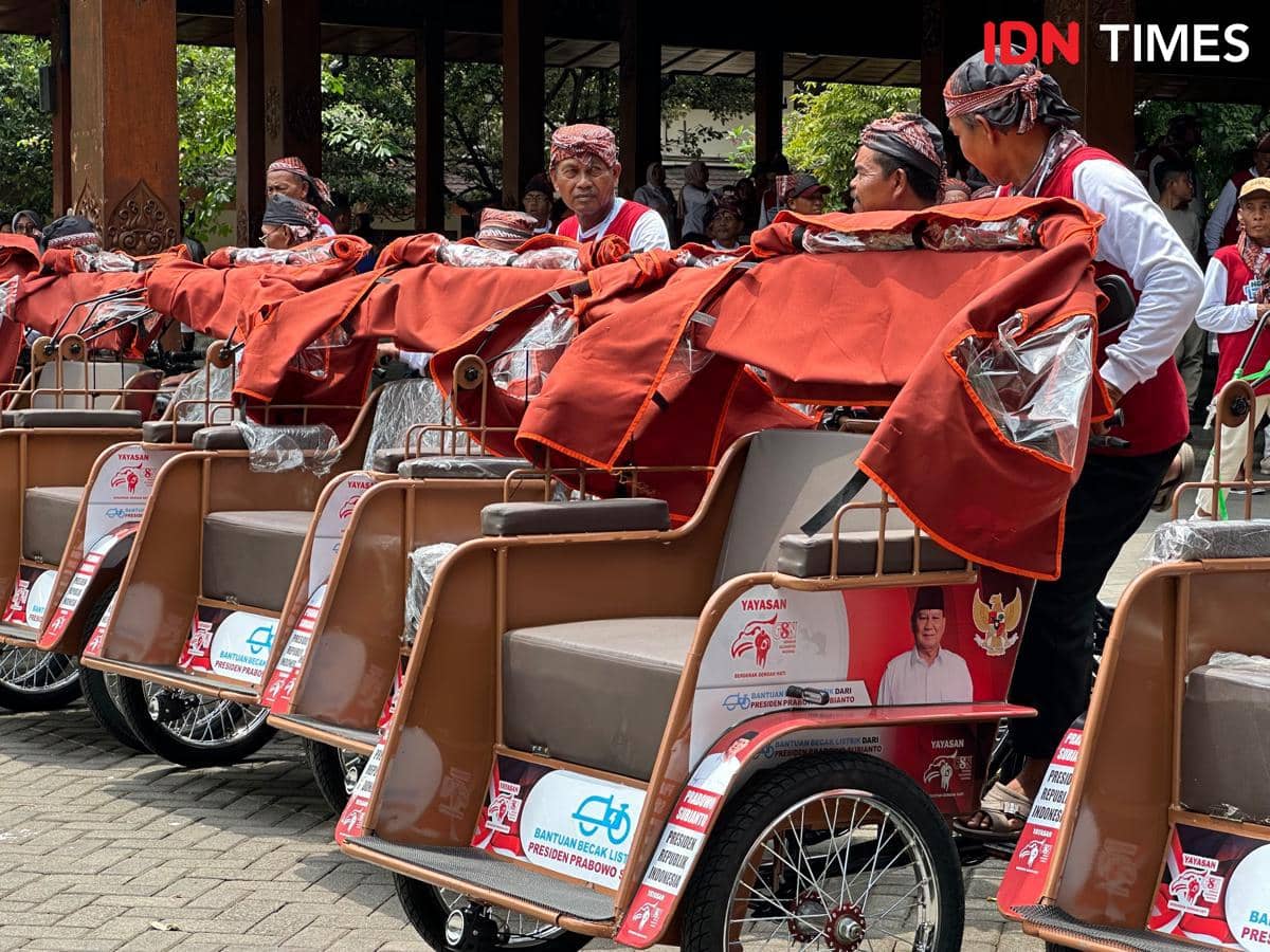 Becak listrik bantuan dari Presiden Prabowo Subianto mulai mengaspal di Solo. (IDN Times/Larasati Rey)