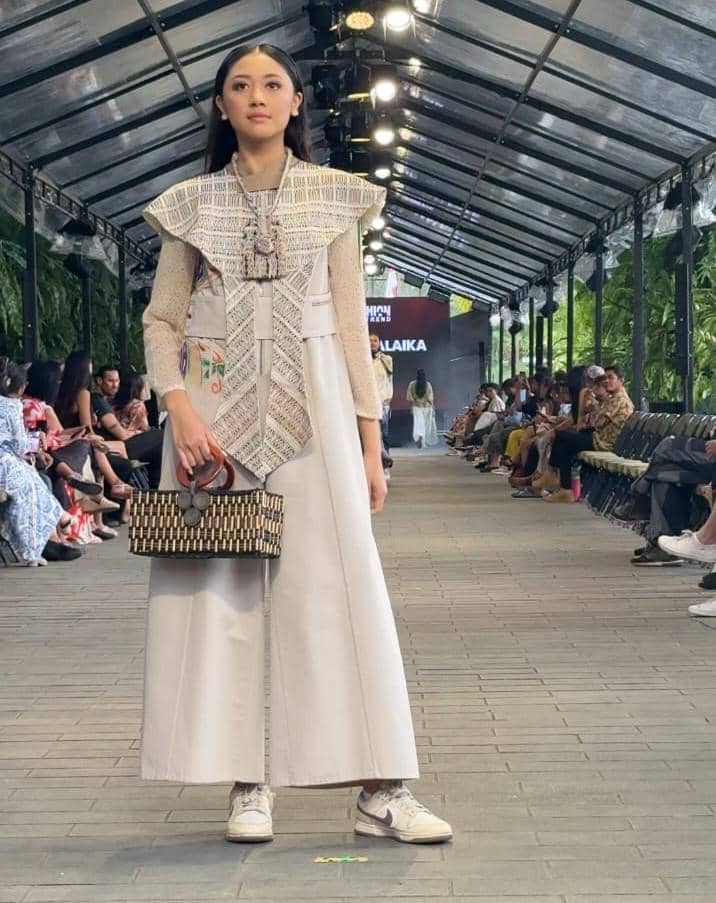 Sadina X Malaika Kolaborasi Tampilkan Baju Etnik di Bali Fashion Trend 2025