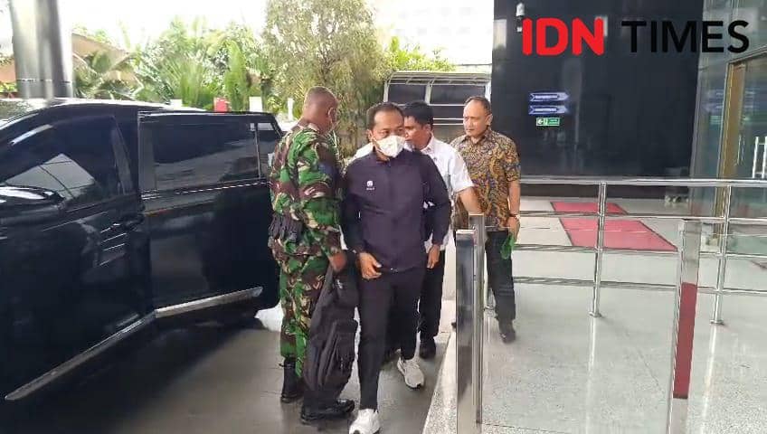 Kepala Seksi Perdata dan Tata Usaha Negara (Datun) Kejari Hulu Sungai Utara, Kalimantan Selatan, Tri Taruna Fariadi menyerahkan diri ke Komisi Pemberantasan Korupsi (KPK) (IDN Times / Aryodamar)