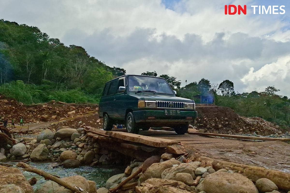 Jalur alternatif yang dibangun warga di perbatasan Kampung Bener Meriah dan Kampung Wih Porak, Kecamatan Pintu Rime Gayo, Kabupaten Bener Meriah, Aceh. (IDN Times/Muhammad Saifullah)