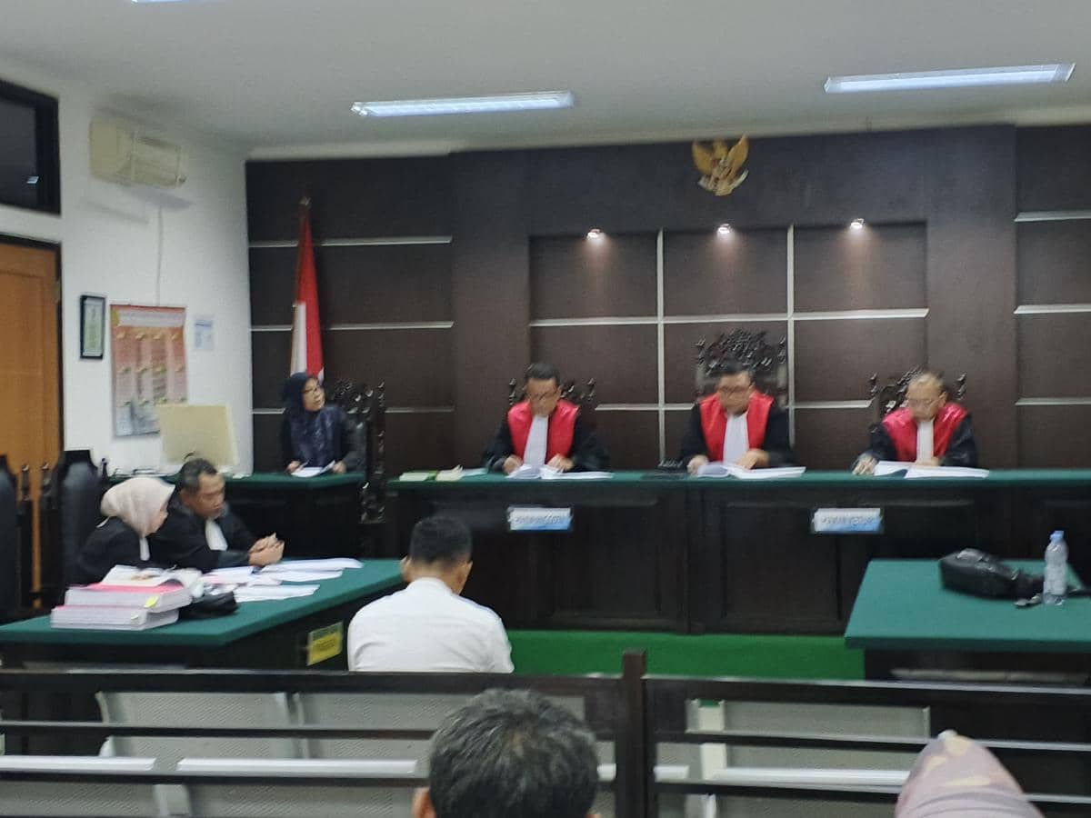 Terdakwa korupsi JUT, Asep Mulyana saat mendengarkan putusan hakim 