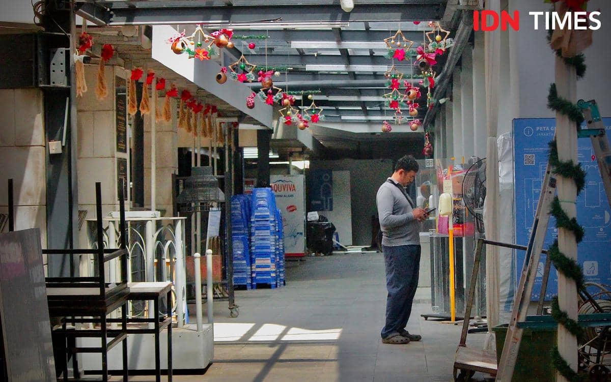 Ornamen menggantung yang terpasang di sekitar gereja katedral 