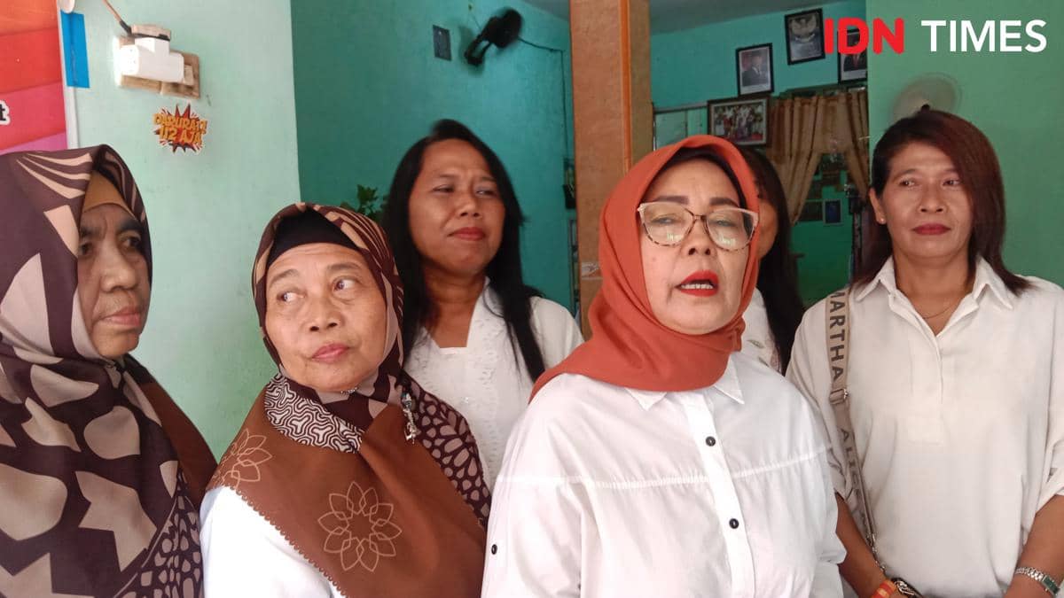 Dede Purwatiningsih dan teman-temannya berinisiatif membagikan sembako ke lansia. (IDN Times/Fariz Fardianto) 