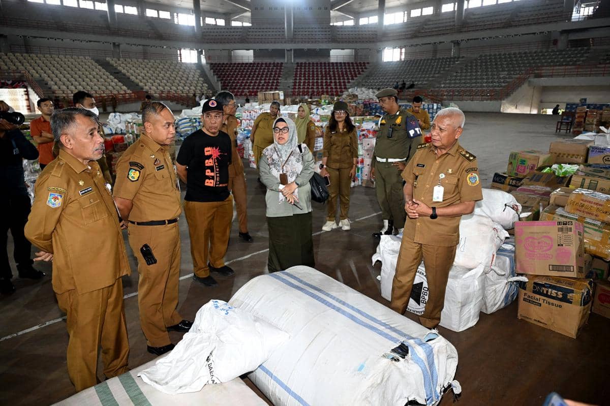 Wakil Gubernur Sumut Surya saat meninjau gudang logistik bantuan untuk bencana Sumut (dok.Dinas Kominfo Sumut)