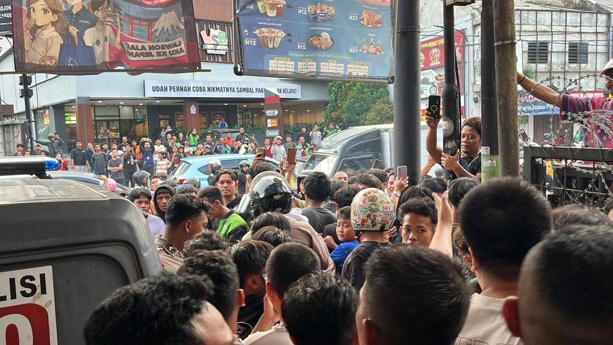 Lokasi pencurian di Bekasi dipadati warga. (Istimewa)