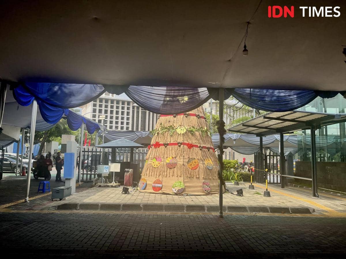 Tenda putih yang disiapkan di depan gereja untuk umat yang tidak melakukan registrasi 