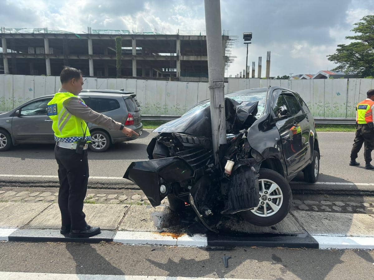 Avanza ringsek tabrak tiang lampu di Terminal 2 Bandata Soetta