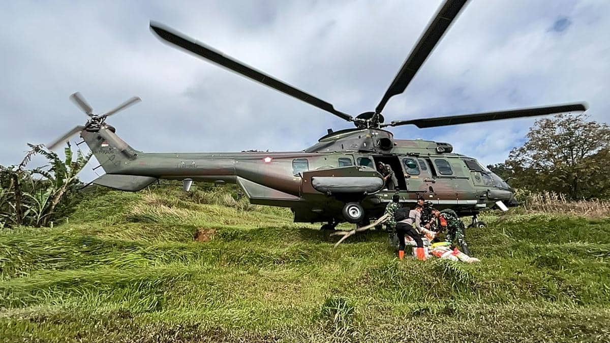 Helikopter TNI AU Mendarat di Lereng demi Kirim Bantuan ke Sumbar