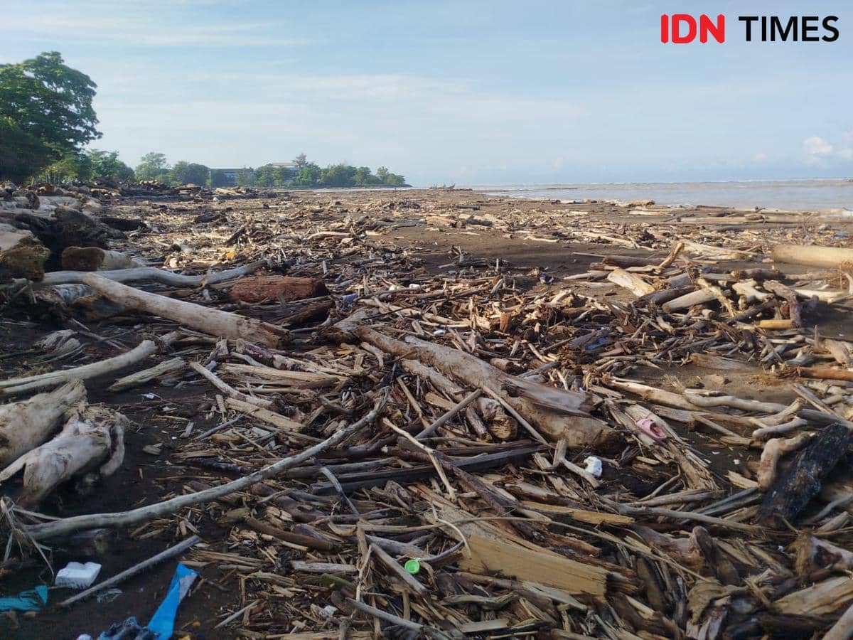 Situasi Pantai Parkit, Padang yang masih dipenuhi kayu-kayu sisa banjir Sumatra