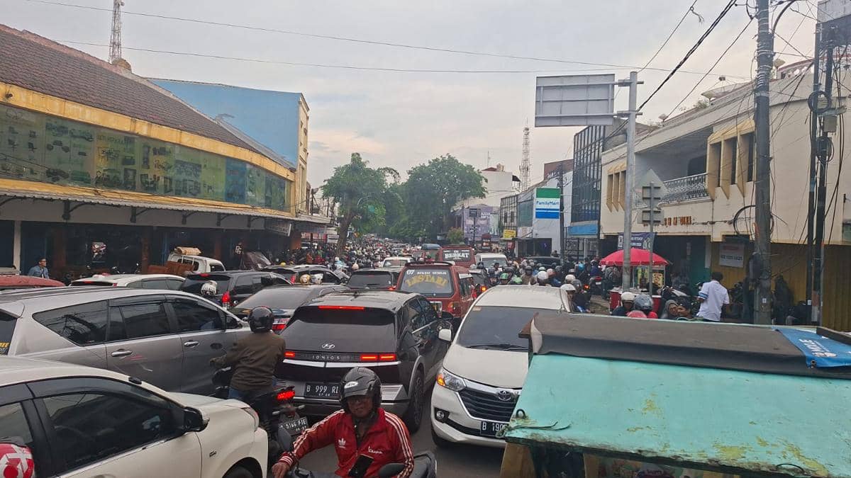 Lokasi pencurian di Bekasi dipadati warga. (Istimewa) 