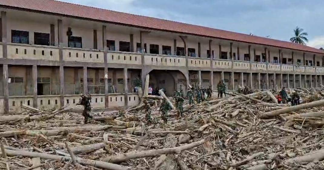 TNI AD Bersihkan Masjid Pesantren Aceh Tamiang Agar Bisa Dipakai Salat