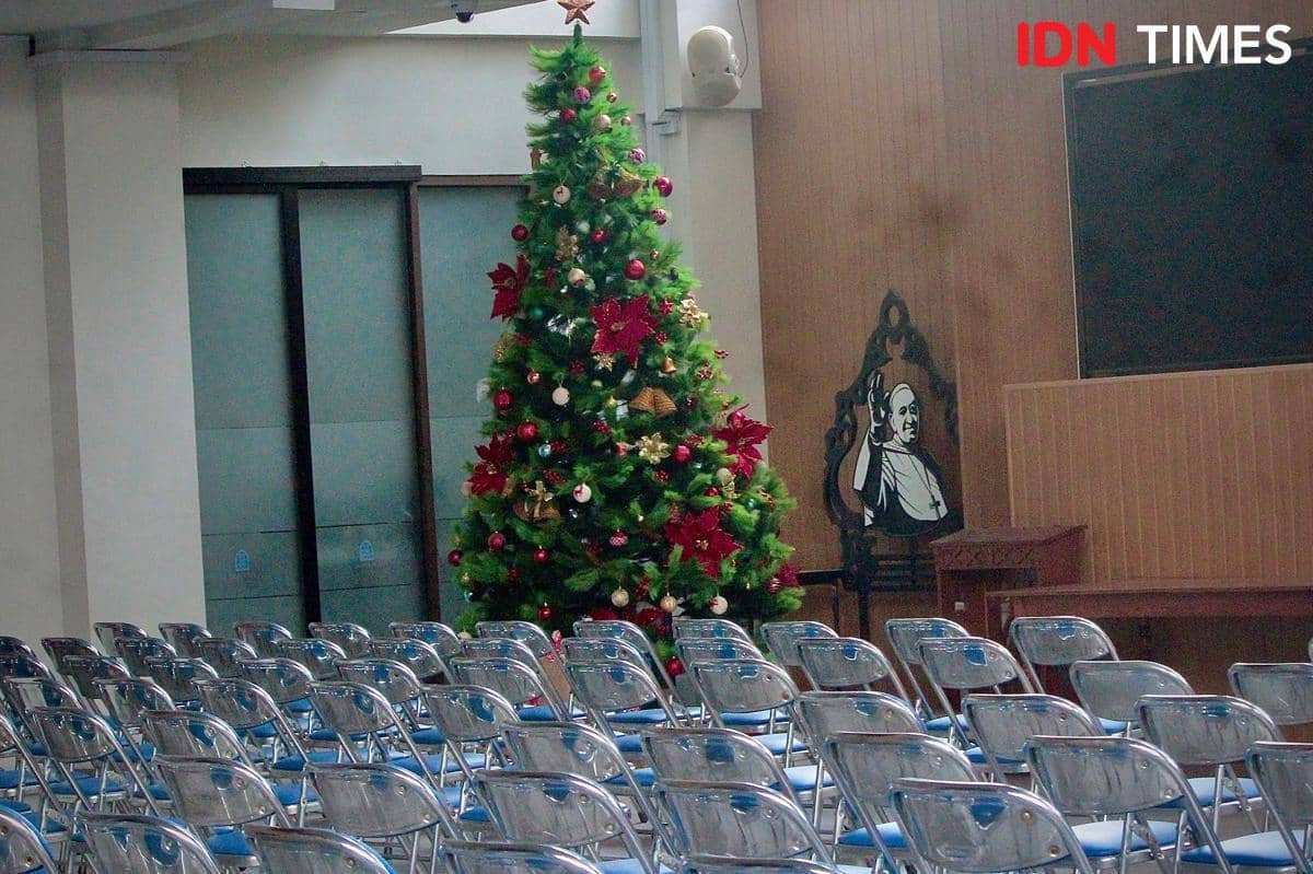 Penampakan Grha Pemuda yang berfungsi untuk menambah kapasitas penampungan umat 