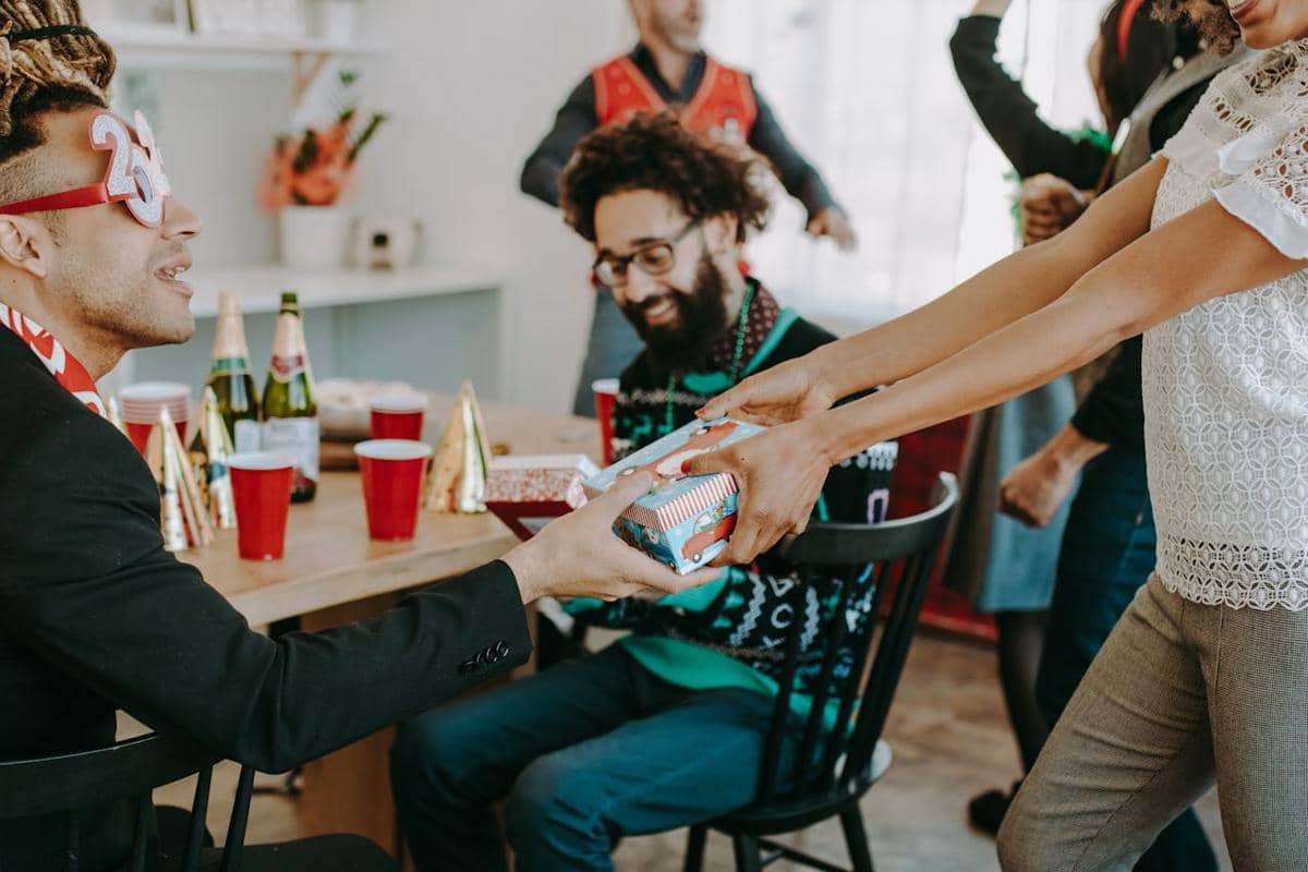 Potret memberikan hampers Natal