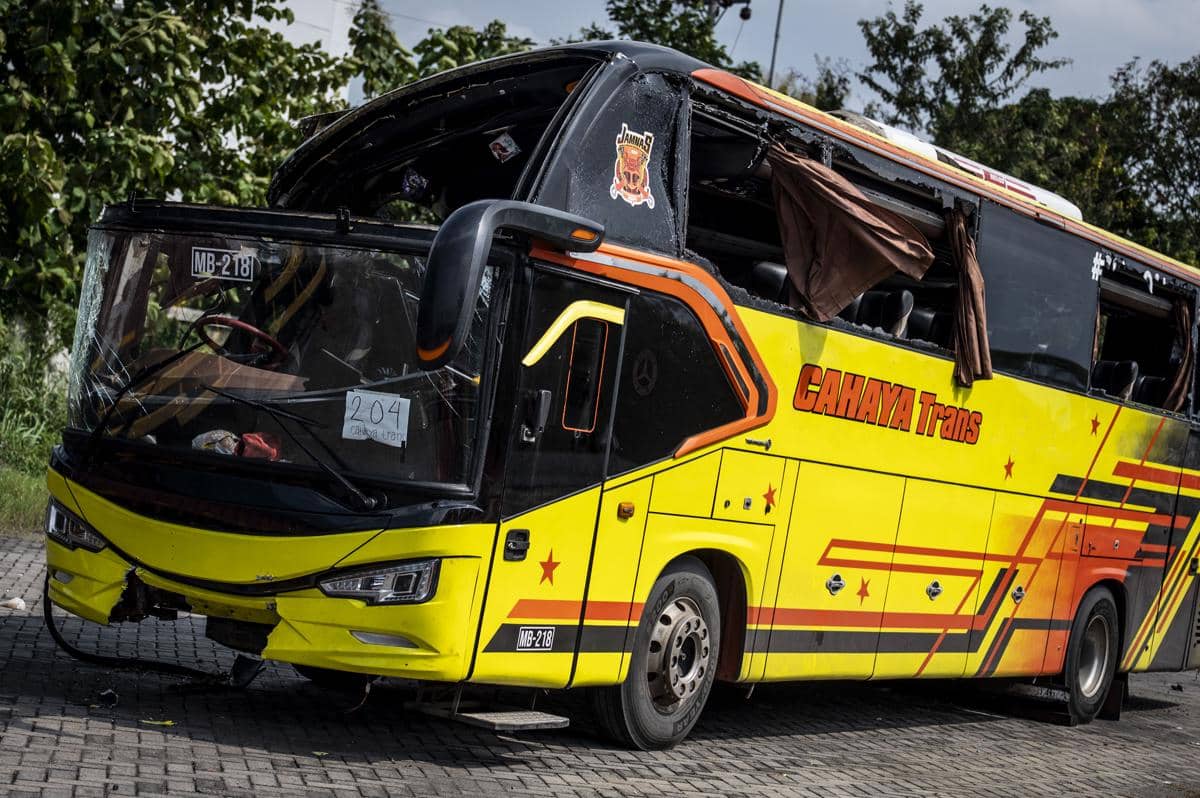 Kondisi bangkai bus PO Cahaya Trans bernomor polisi B 7201 IV pascakecelakaan terparkir di kawasan Gerbang Tol Muktiharjo, Semarang, Jawa Tengah, Senin (22/12/2025). (ANTARA FOTO/Aprillio Akbar)
