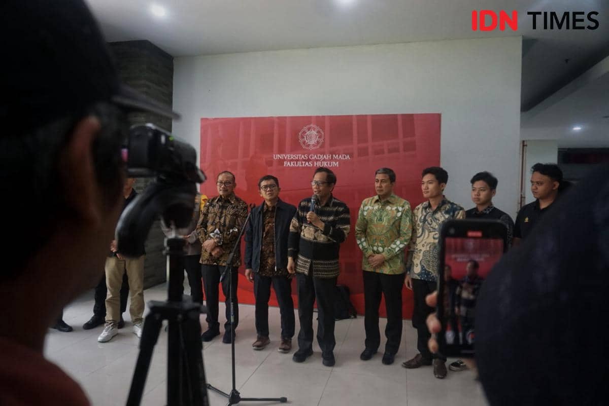 Anggota KPRP, Mahfud MD (kanan), di Fakultas Hukum UGM, Sleman, Senin (22/12/2025).