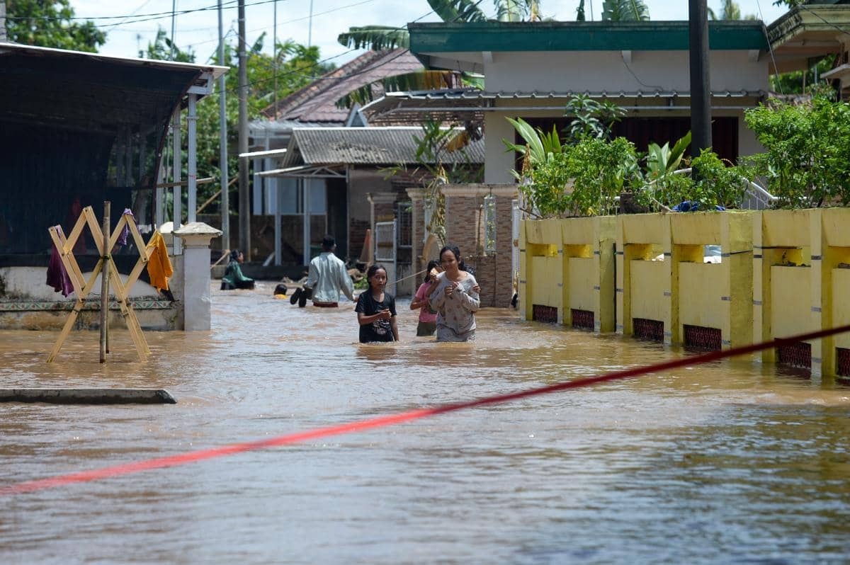 Banjir melanda wilayah Kabupaten Serang, 19 Desember 2025 ( ANTARA FOTO/Muhammad Bagus Khoirunas) 