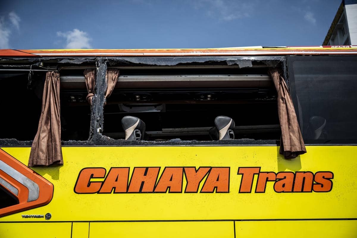 Kondisi bangkai bus PO Cahaya Trans bernomor polisi B 7201 IV pascakecelakaan terparkir di kawasan Gerbang Tol Muktiharjo, Semarang, Jawa Tengah, Senin (22/12/2025). (ANTARA FOTO/Aprillio Akbar)