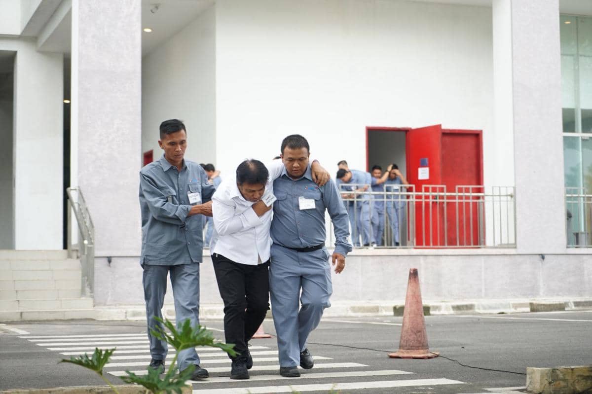 Para pegawai PT Inalum saat simulasi keadaan darurat di Kualatanjung, Batubara, Senin (22/12/2025) (dok.Inalum)