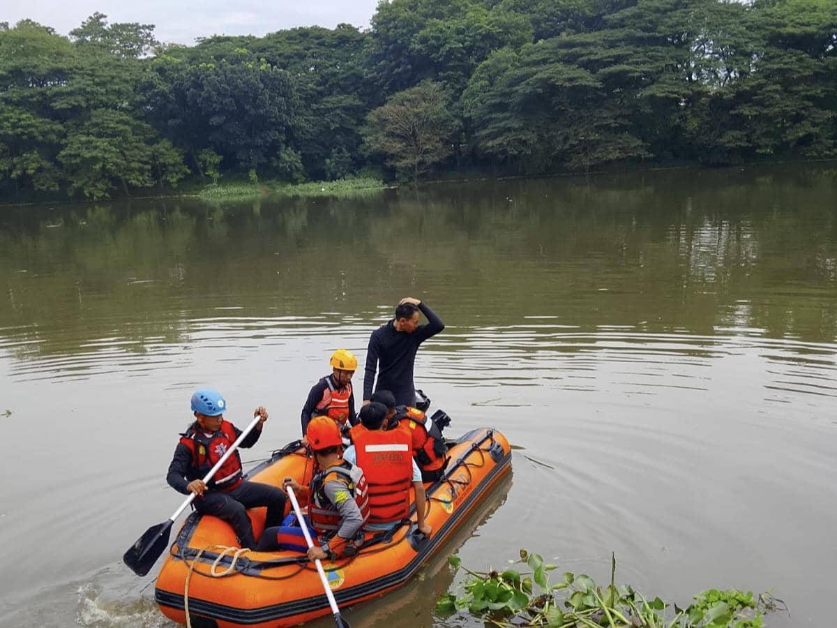 Proses pencarian korban tenggelam. 
