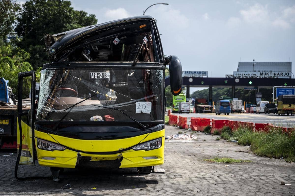 Kondisi bangkai bus PO Cahaya Trans bernomor polisi B 7201 IV pascakecelakaan terparkir di kawasan Gerbang Tol Muktiharjo, Semarang, Jawa Tengah, Senin (22/12/2025). (ANTARA FOTO/Aprillio Akbar)