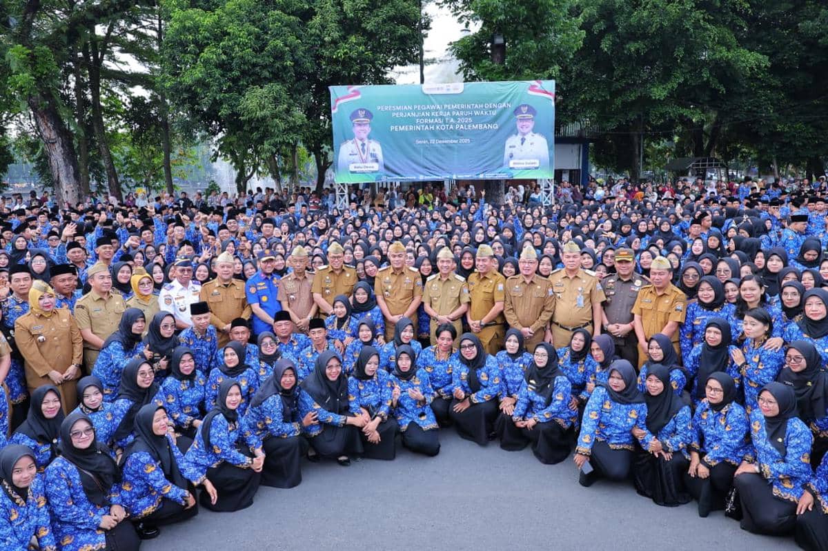 Wali Kota Palembang Ratu Dewa melantik ribuan PPPK Paruh Waktu (Dok. Kominfo Palembang untuk IDN Times)