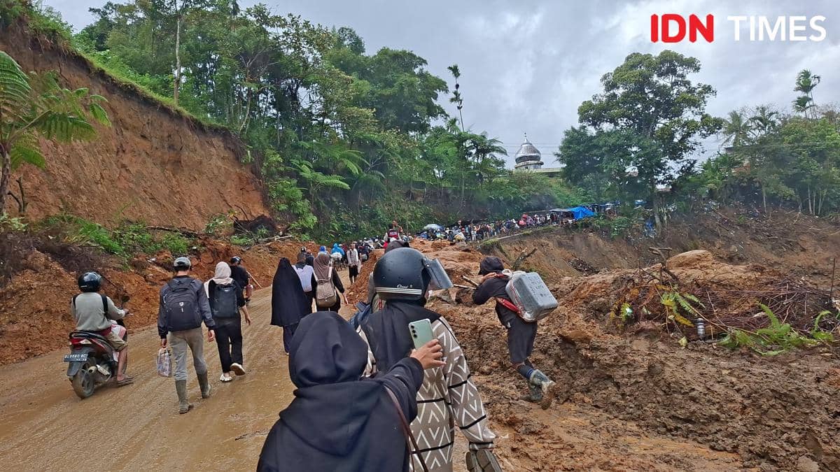 Kondisi jalan kilometer 60 di Kecamatan Pintu Rime Gayo, Kabupaten Bener Meriah, Aceh. (IDN Times/Muhammad Saifullah)