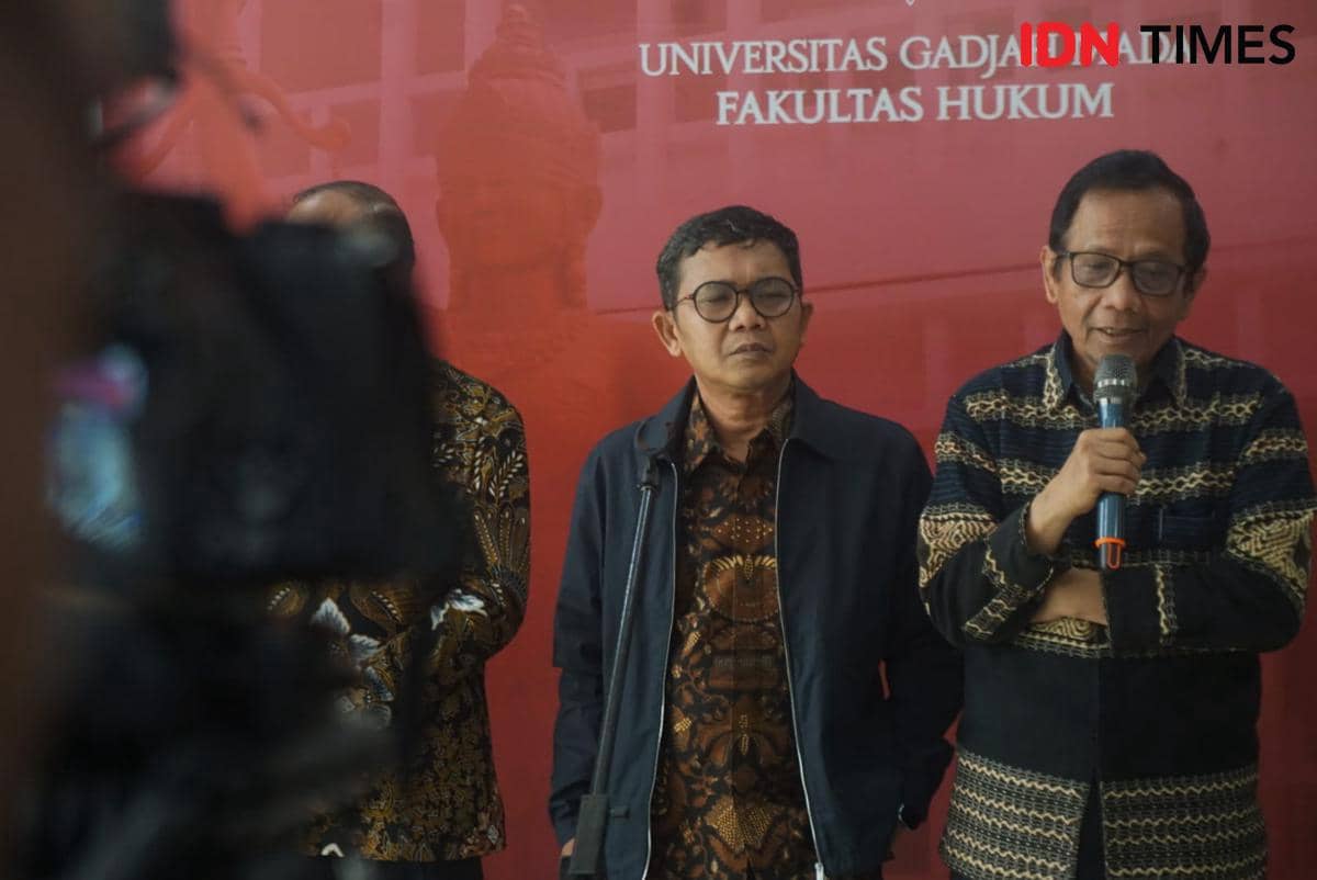 Anggota KPRP, Mahfud MD (kanan), di Fakultas Hukum UGM, Sleman, Senin (22/12/2025).