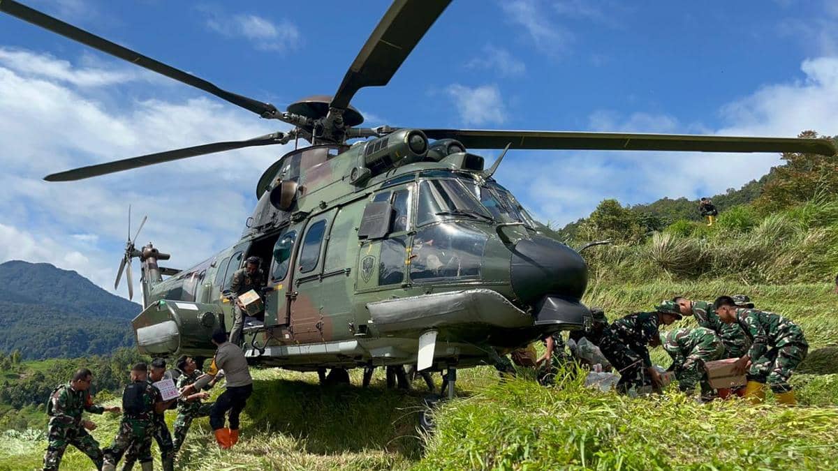 Helikopter TNI AU Mendarat di Lereng demi Kirim Bantuan ke Sumbar