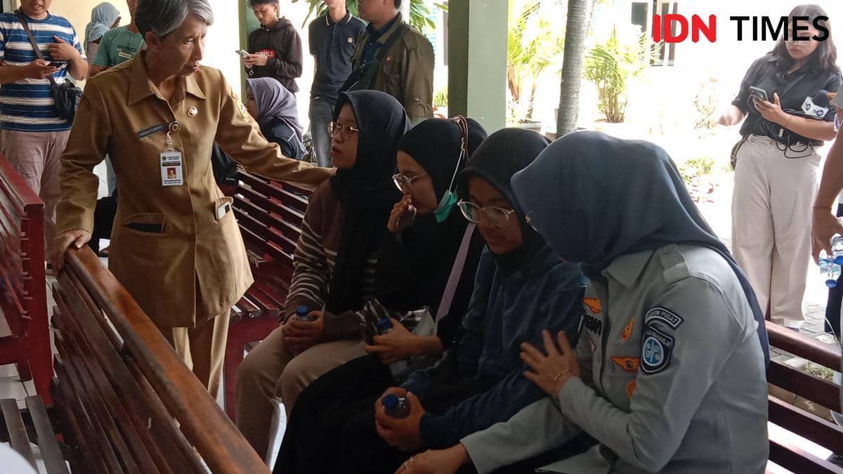 Dua kerabat dekat korban kecelakaan bus PO Cahaya Trans ditenangkan oleh Plt Dirut Jasa Raharja Dewi Ariati Susana dan Kepala Dinkes Jateng Yunita Dyah Suminar. (IDN Times/Fariz Fardianto) 