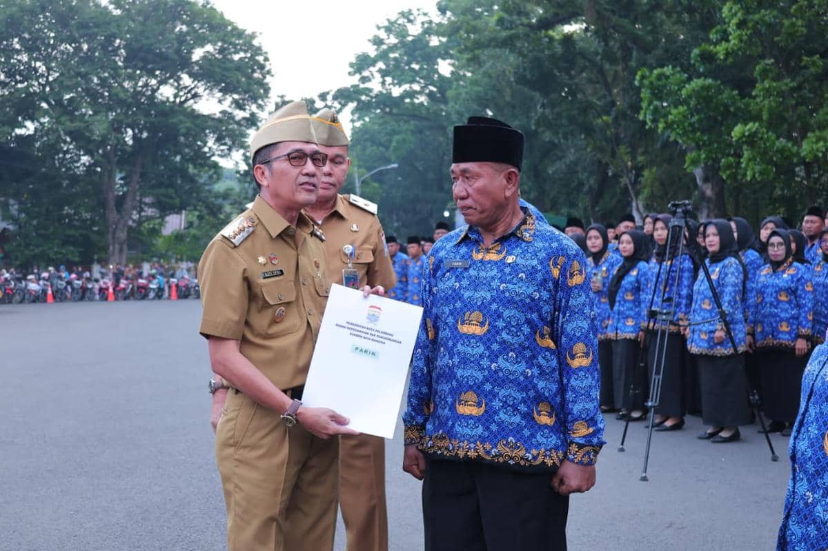 Wali Kota Palembang Ratu Dewa melantik ribuan PPPK Paruh Waktu (Dok. Kominfo Palembang untuk IDN Times)