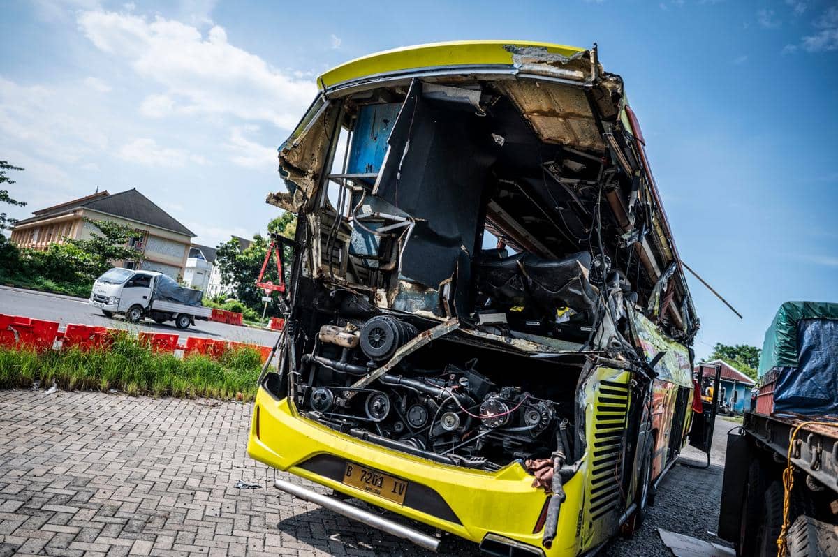 Kondisi bangkai bus PO Cahaya Trans bernomor polisi B 7201 IV pascakecelakaan terparkir di kawasan Gerbang Tol Muktiharjo, Semarang, Jawa Tengah, Senin (22/12/2025). (ANTARA FOTO/Aprillio Akbar)
