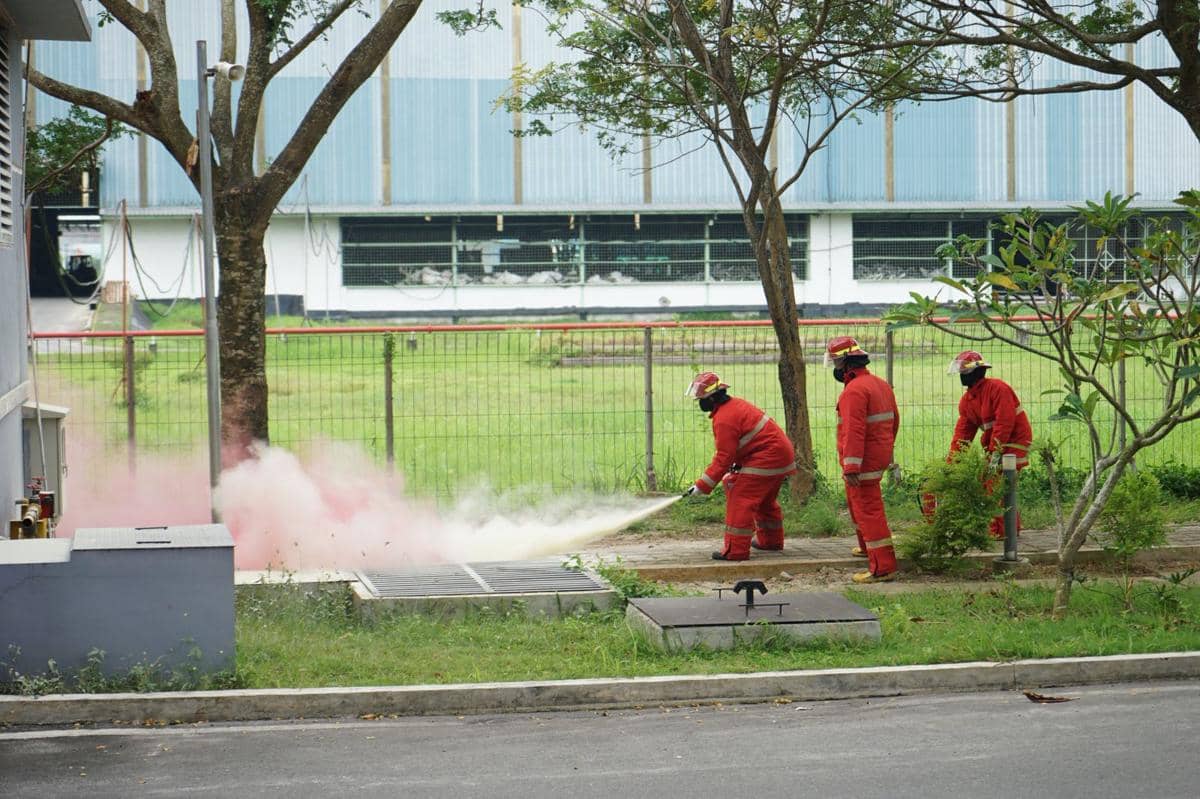 Para pegawai PT Inalum saat simulasi keadaan darurat di Kualatanjung, Batubara, Senin (22/12/2025) (dok.Inalum)