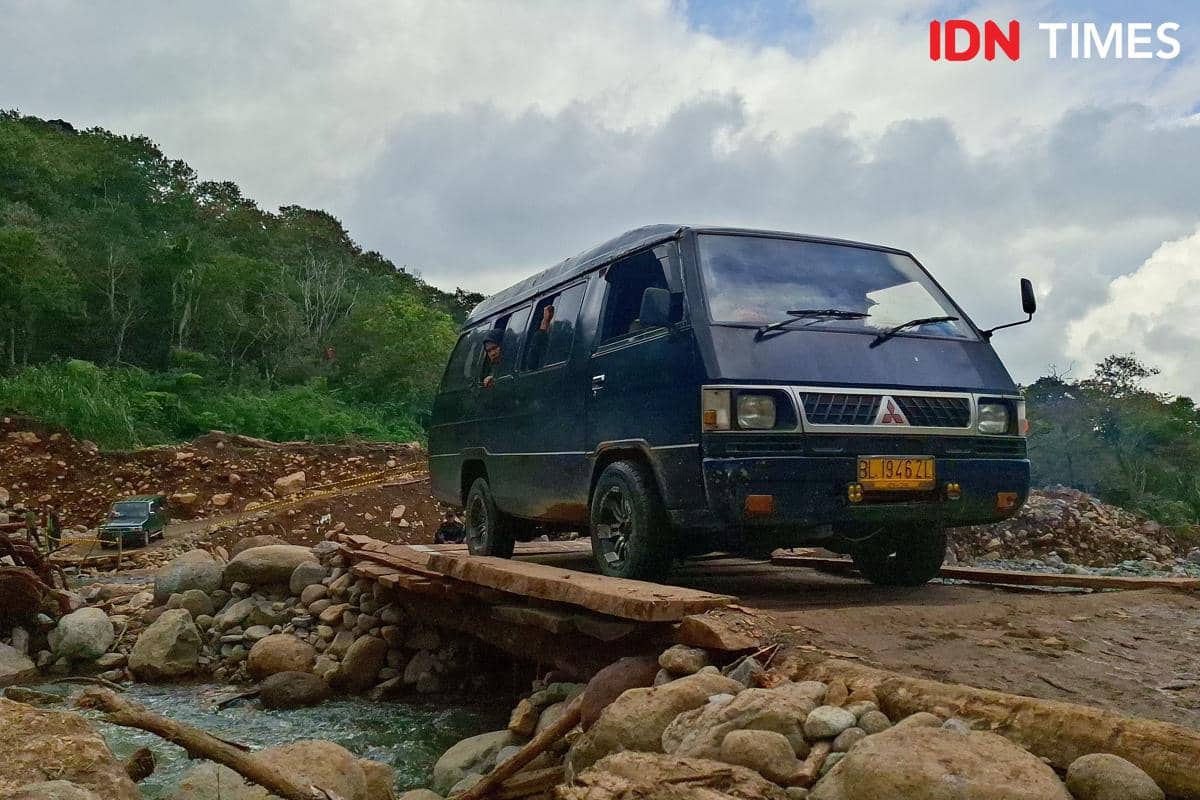 Jalur alternatif yang dibangun warga di perbatasan Kampung Bener Meriah dan Kampung Wih Porak, Kecamatan Pintu Rime Gayo, Kabupaten Bener Meriah, Aceh. (IDN Times/Muhammad Saifullah)