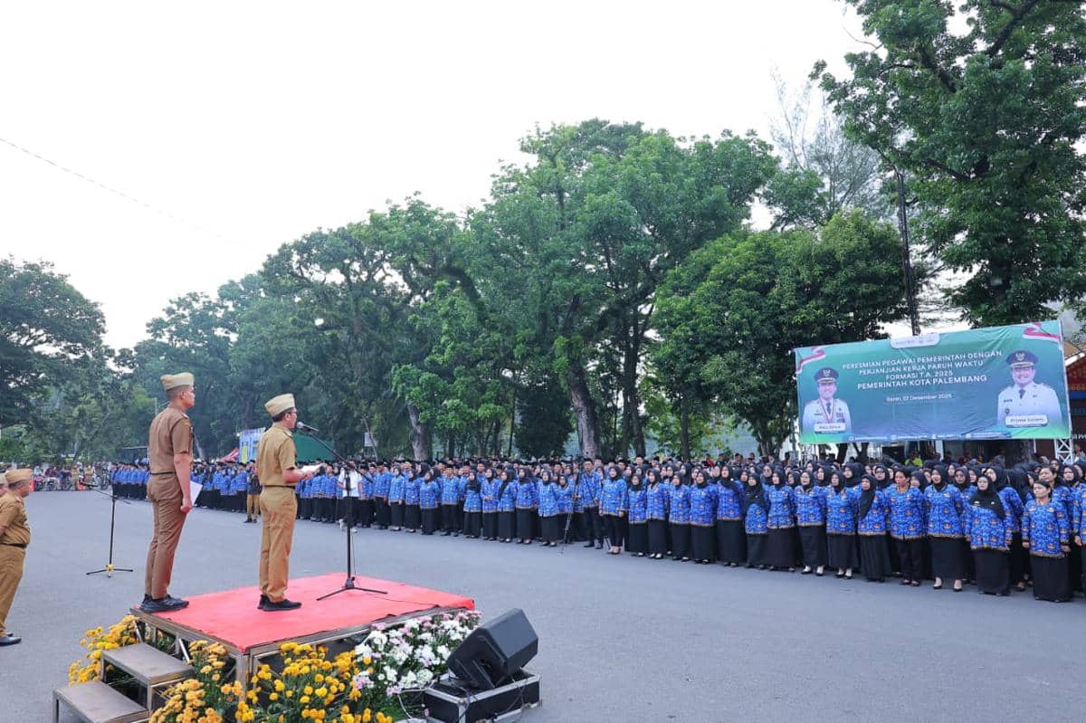Wali Kota Palembang Ratu Dewa melantik ribuan PPPK Paruh Waktu (Dok. Kominfo Palembang untuk IDN Times)