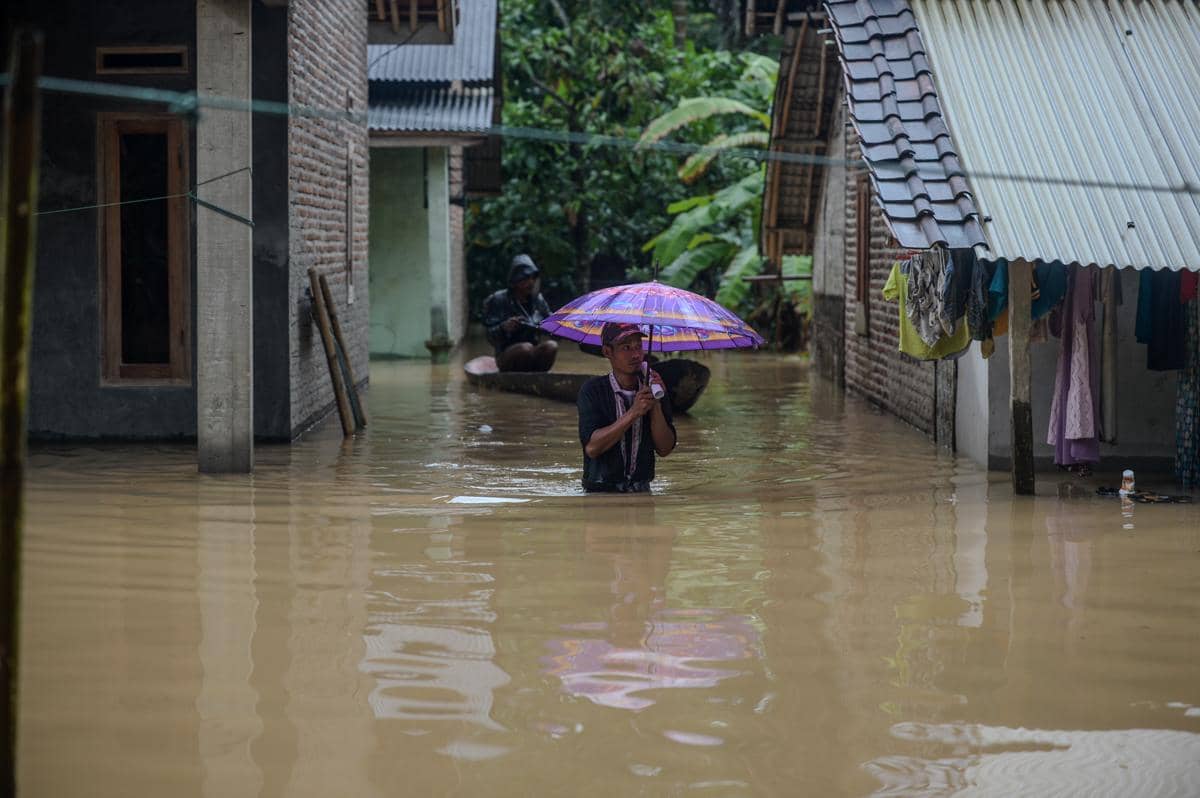 Warga berjalan menerobos banjir di Kampung Kajaroan, Cinangka, Kabupaten Serang, Banten, Kamis (18/12/2025). BPBD Kabupaten Serang mencatat hingga Kamis (18/12) sebanyak 2.125 jiwa di tiga kecamatan di Kabupaten Serang terdampak bencana banjir akibat curah hujan tinggi yang terjadi sejak empat hari terakhir dengan ketinggian banjir berkisar 50-80 cm