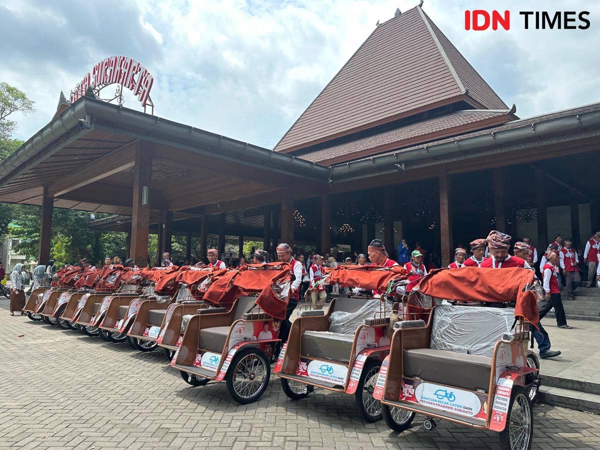 Becak listrik bantuan dari Presiden Prabowo Subianto mulai mengaspal di Solo. (IDN Times/Larasati Rey)