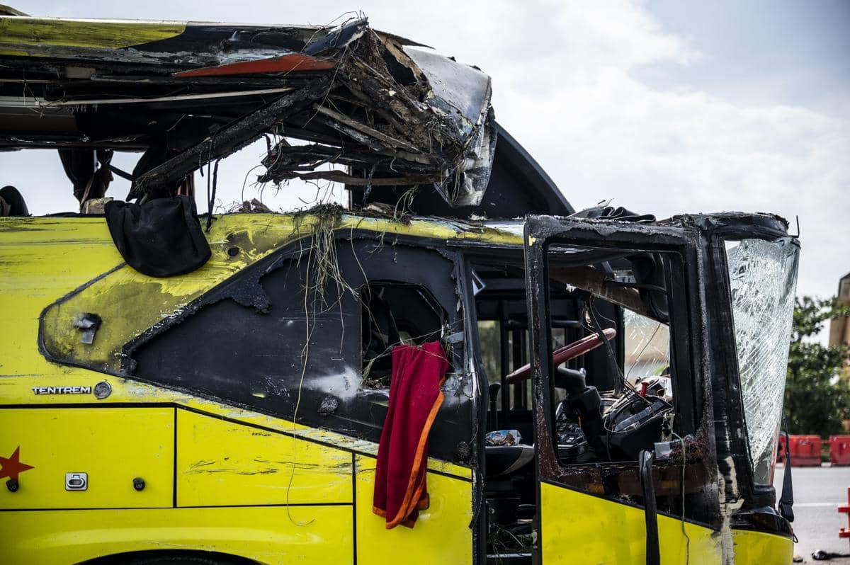 Kondisi bangkai bus PO Cahaya Trans bernomor polisi B 7201 IV pascakecelakaan terparkir di kawasan Gerbang Tol Muktiharjo, Semarang, Jawa Tengah, Senin (22/12/2025). (ANTARA FOTO/Aprillio Akbar)