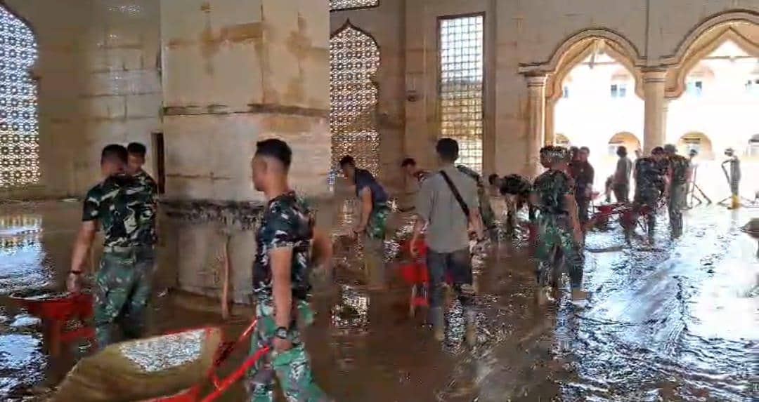 TNI AD Bersihkan Masjid Pesantren Aceh Tamiang Agar Bisa Dipakai Salat