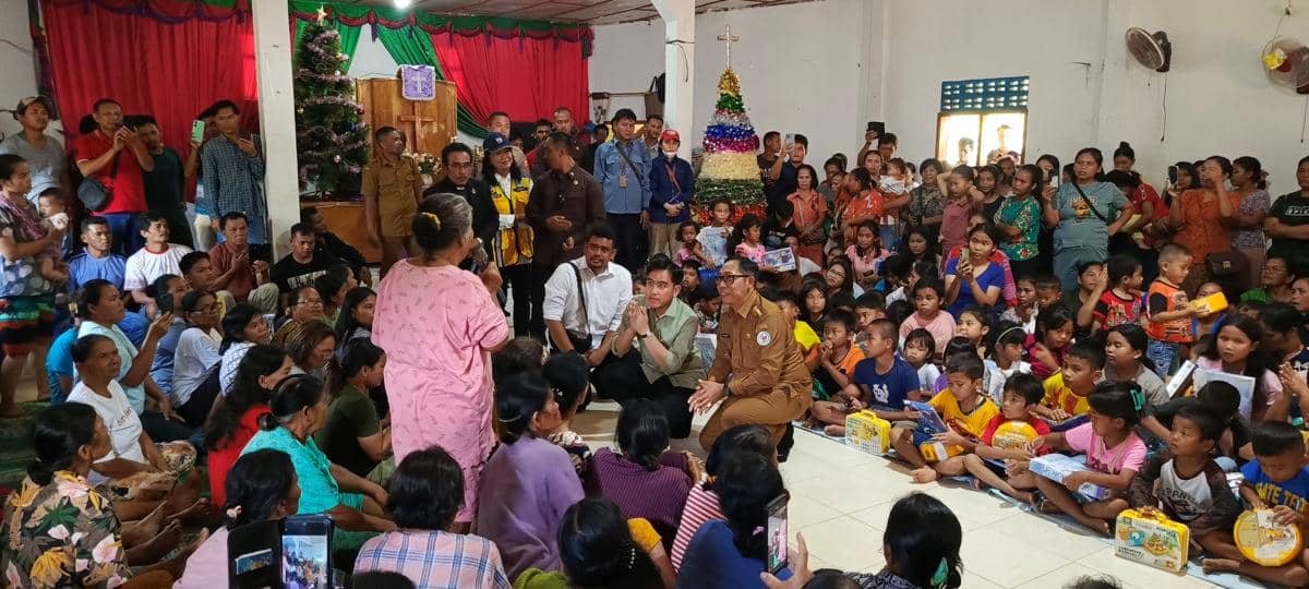 Wapres Gibran Rakabuming saat mengunjungi pengungsi di Gereja HKBP Sibalanga.Tapanuli Utara, Senin (22/12/2025) (dok.Pemprov Sumut)