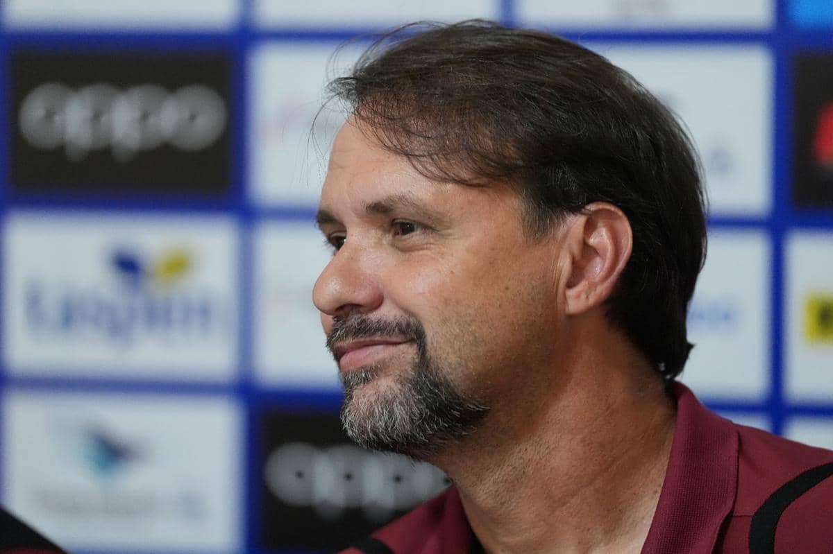 Pelatih Persija, Mauricio Souza dalam sesi jumpa pers