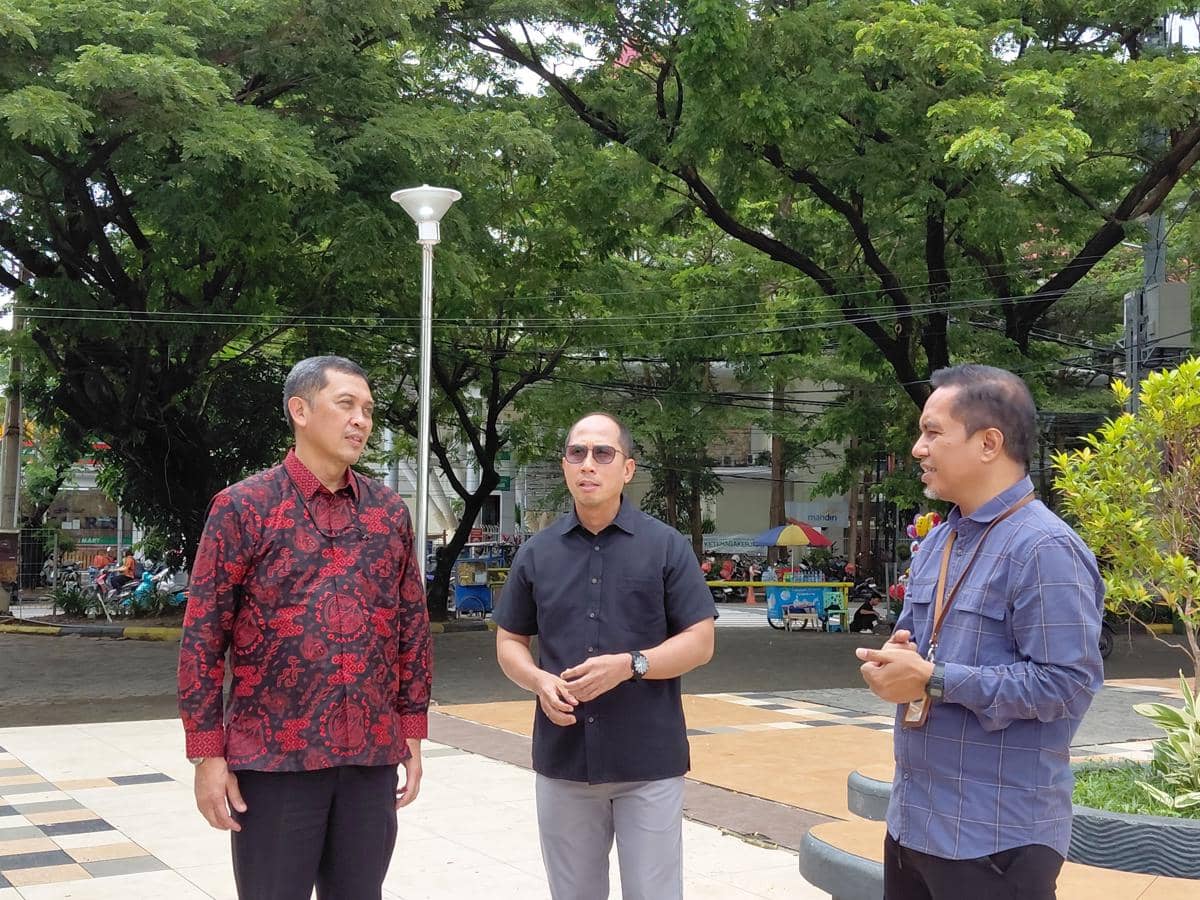 Direktur Politeknik Pariwisata Makassar Herry Rachmat Widjaja (kiri), Kepala Dinas Pariwisata Makassar Achmad Hendra Hakamuddin (tengah). (IDN Times/Aan Pranata)