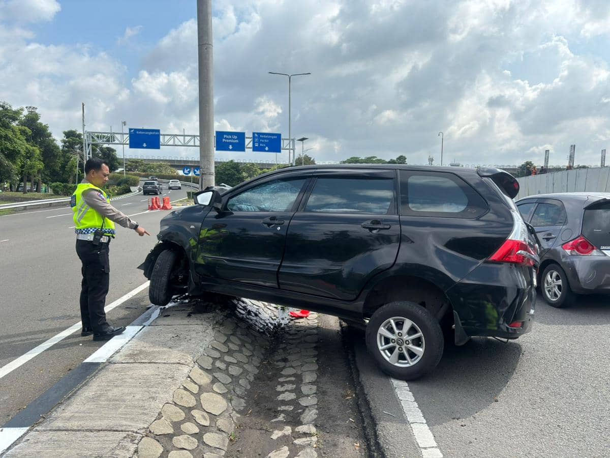 Avanza ringsek tabrak tiang lampu di Terminal 2 Bandata Soetta