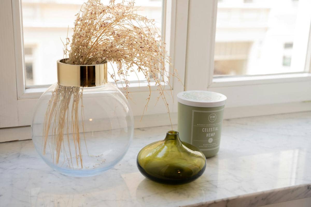 ilustrasi pengharum ruangan di ruang tamu