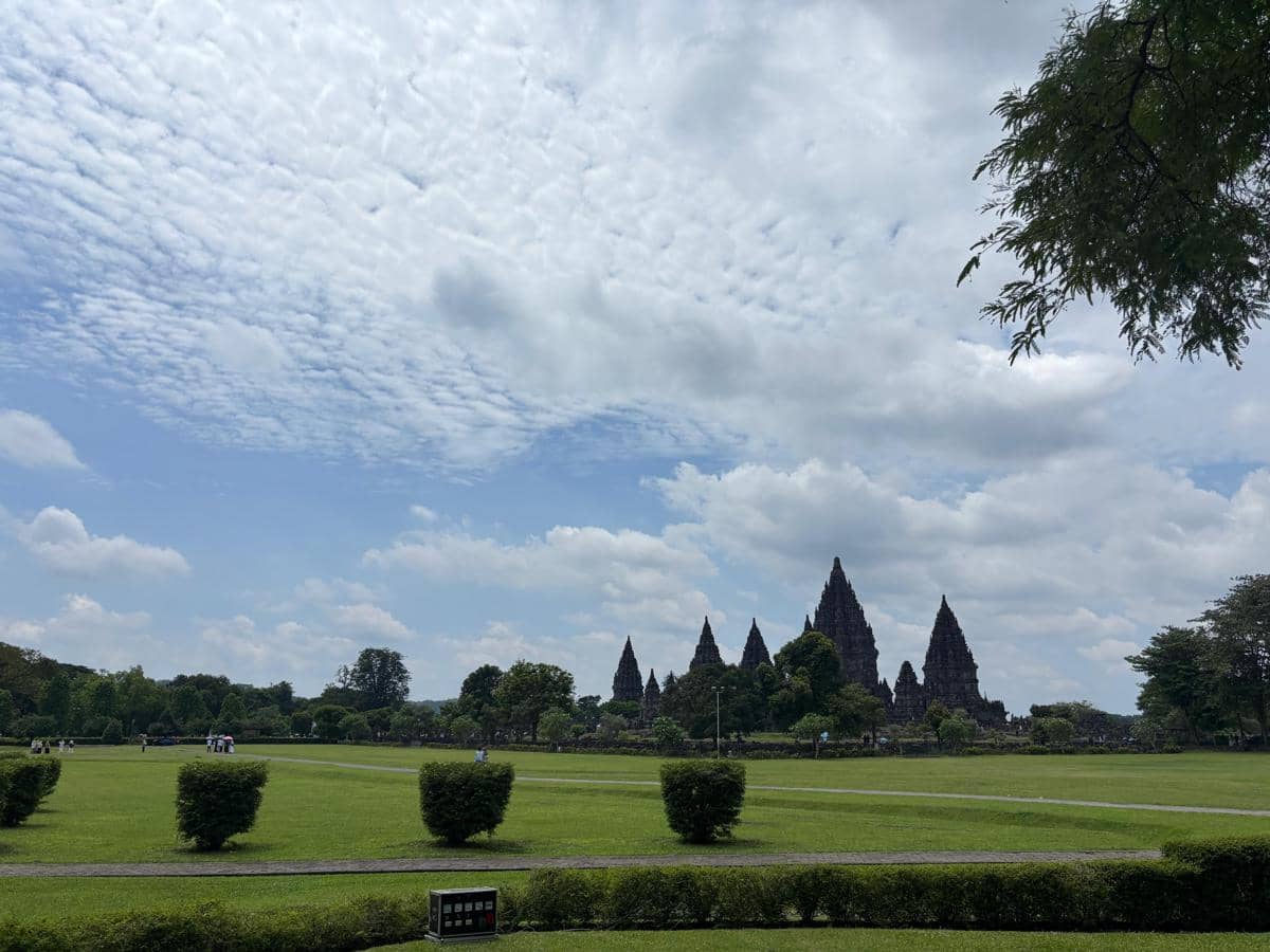 Suasana di Candi Prambanan, Senin (22/12/2025). (IDN Times/Herlambang Jati Kusumo)