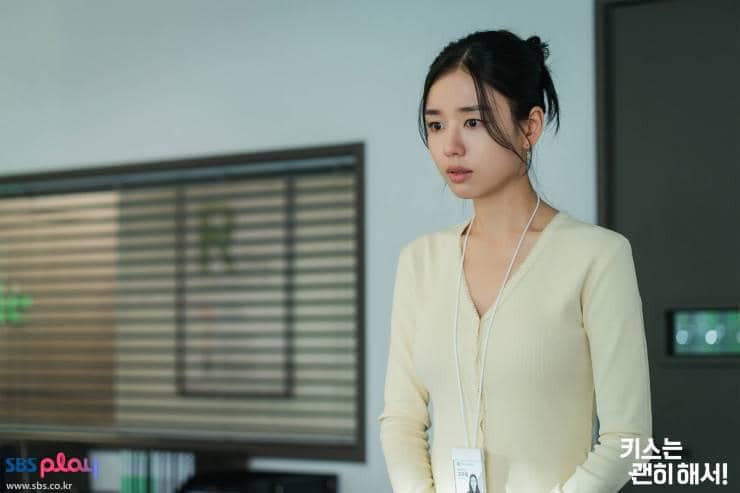 Cuplikan adegan drama Korea Dynamite Kiss produksi SBS yang menampilkan para pemeran dalam salah satu momen cerita.