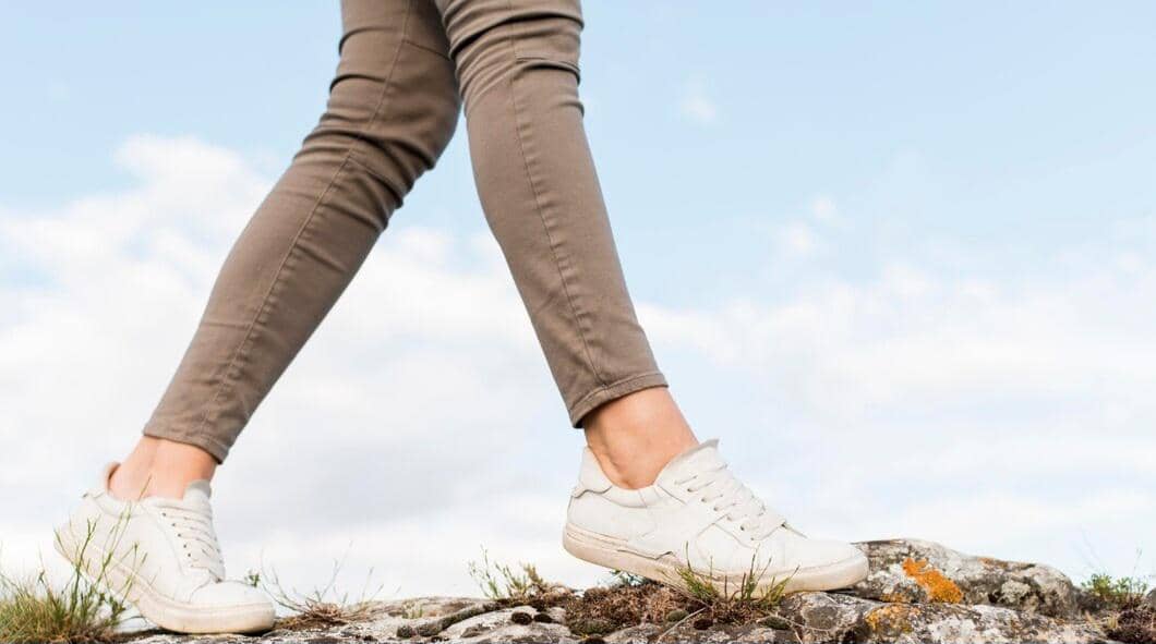 berjalan memakai sepatu