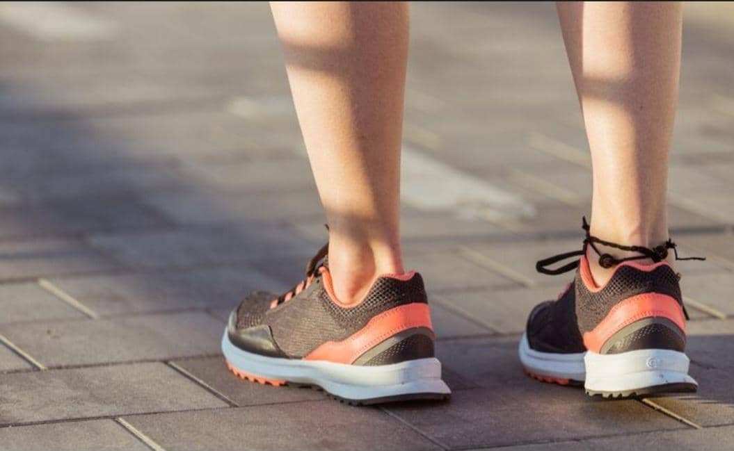 berjalan memakai sepatu