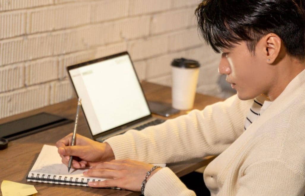 ilustrasi menulis rencana